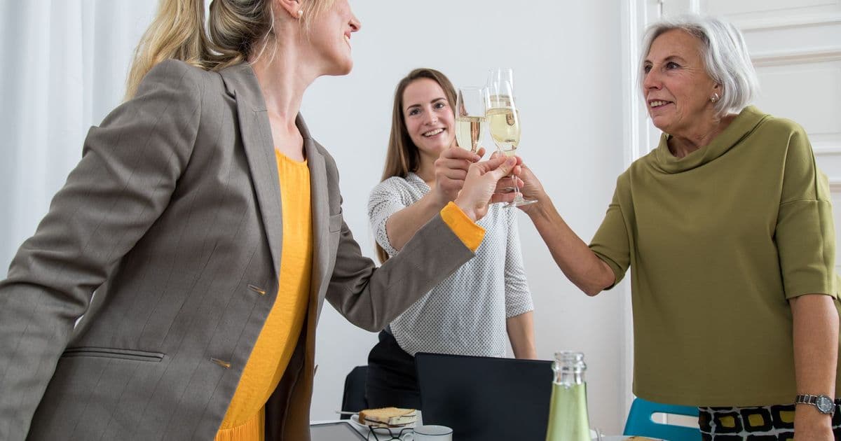 Letzter Arbeitstag im Betrieb? Wer zu diesem Anlass einen ausgibt, kann die Kosten unter Umständen von der Steuer absetzen.