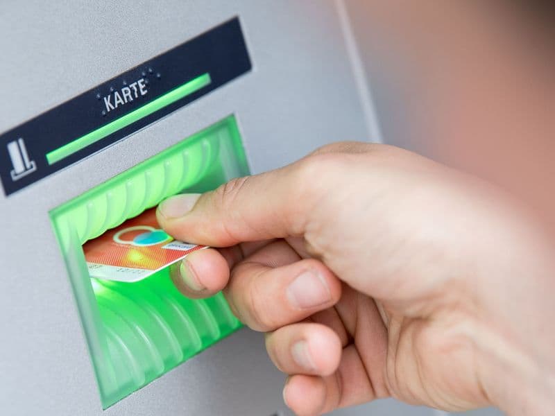 Verbraucherschützer empfehlen, lediglich eine Notreserve von etwa drei Nettomonatsgehältern liquide zu halten und den Rest zum Beispiel auf ein Tagesgeldkonto zu verschieben.