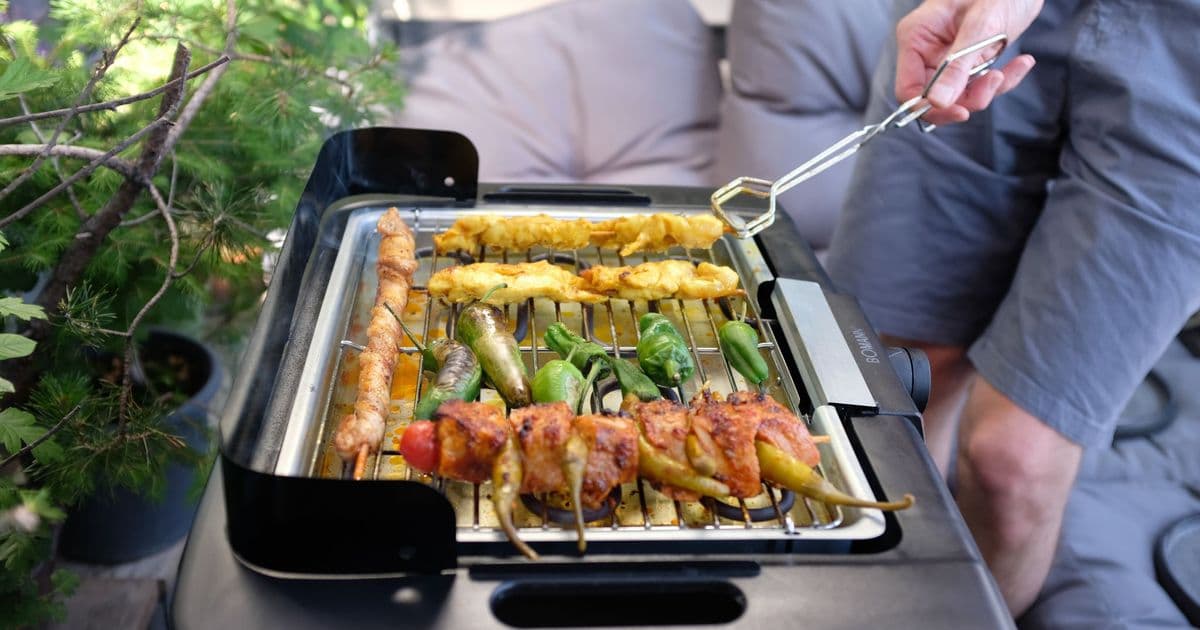 Grillfreunde sollten auf dem Balkon lieber Gas- oder Elektrogrills nutzen.