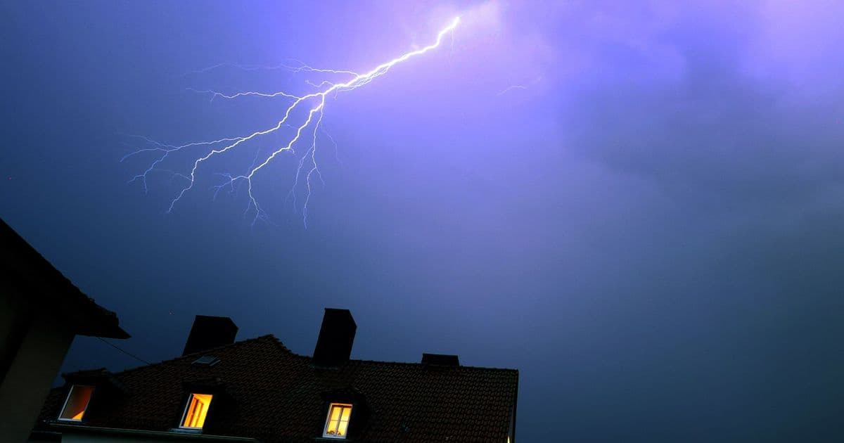 Hat der Blitz bei Ihnen zu Hause eingeschlagen? Dann sollten Sie jetzt genau wissen, wie Sie vorgehen müssen, um Ihren Versicherungsschutz nicht zu gefährden.