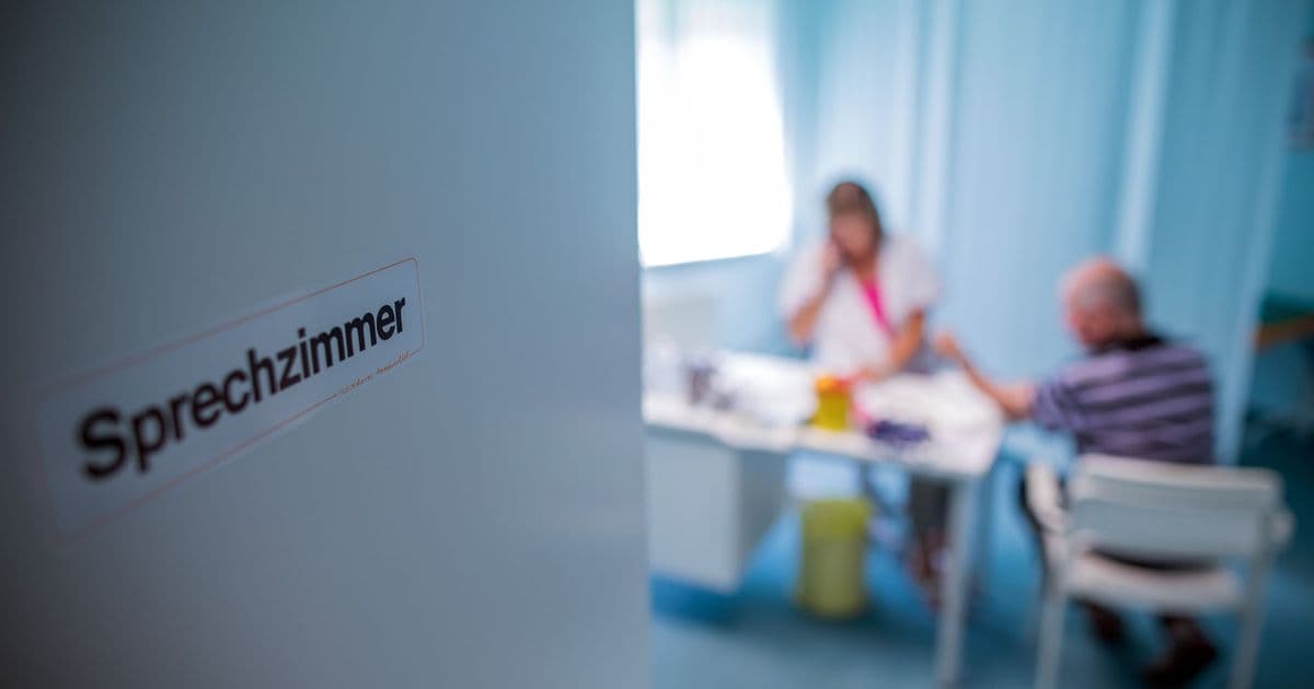 Was beim Arzt besprochen wird, bleibt auch beim Arzt. Bricht dieser seine Schweigepflicht, kann er sich strafbar machen.